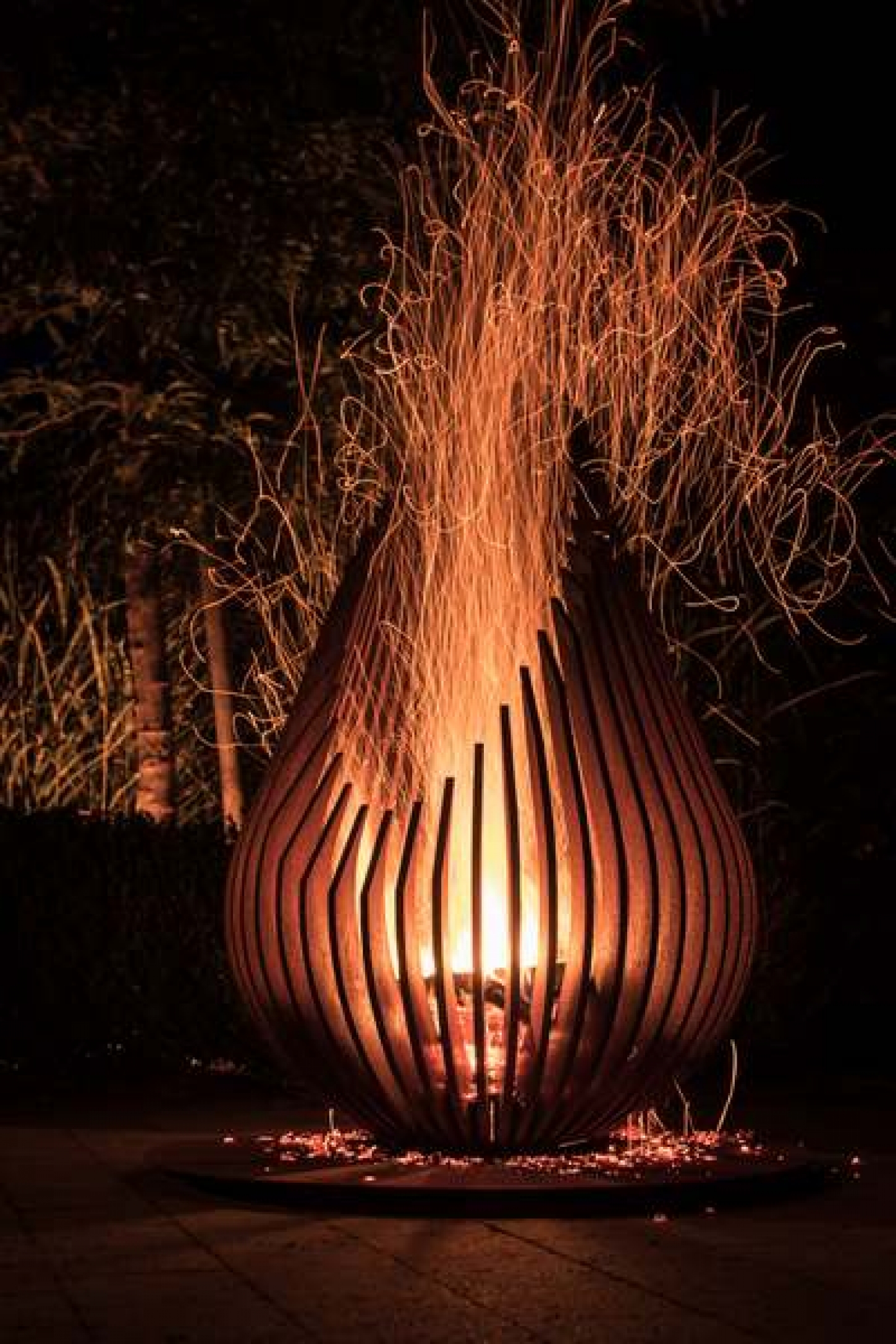 The Dewdrop fire pits are made from high-quality weathering steel of at less 10 mm thick and will still be functional even in 150 years.